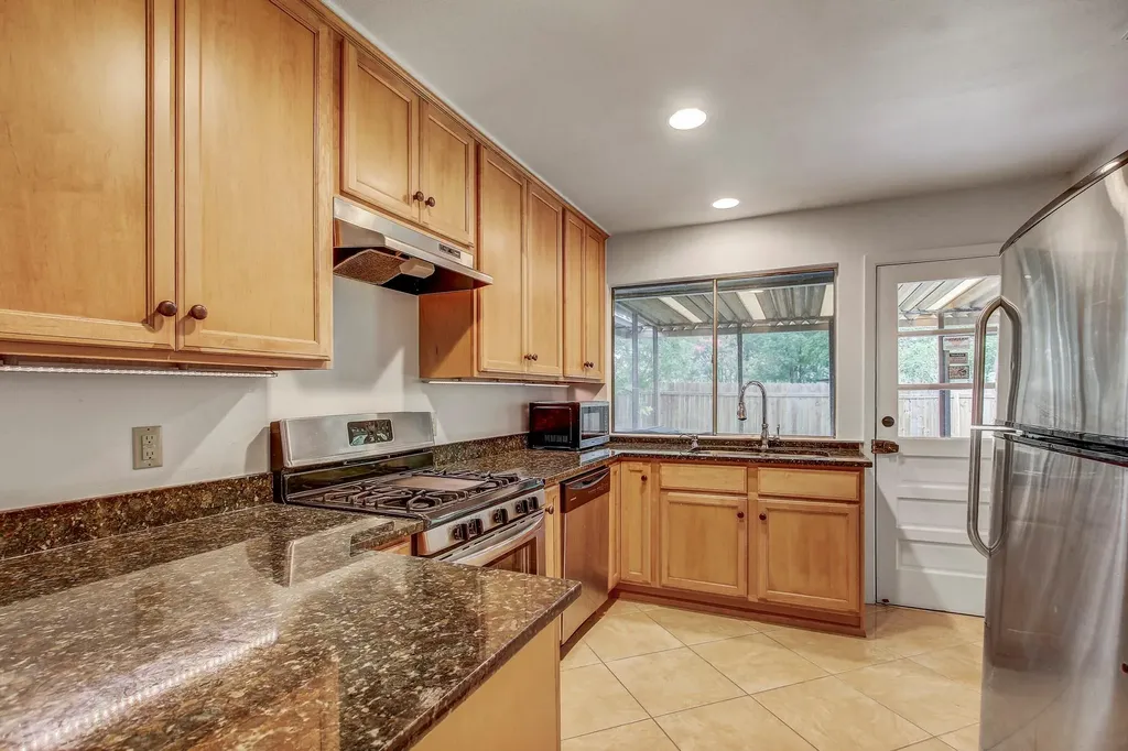 9913 Oak Hollow Drive Austin TX 78758