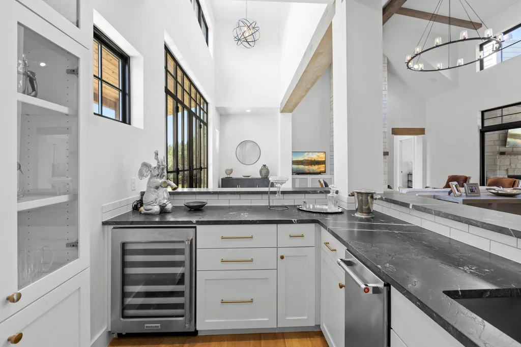 1408 Likeness Road Spicewood TX 78669