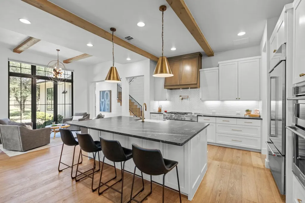 1408 Likeness Road Spicewood TX 78669