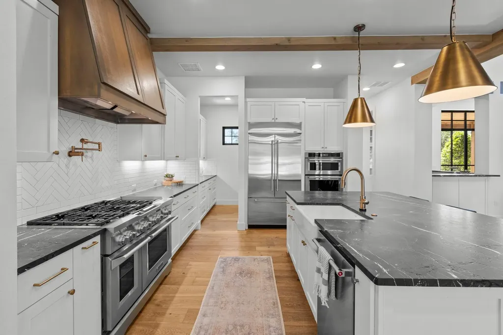 1408 Likeness Road Spicewood TX 78669