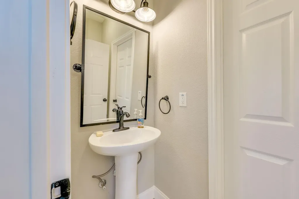 704 Deckhouse Drive Lago Vista TX 78645