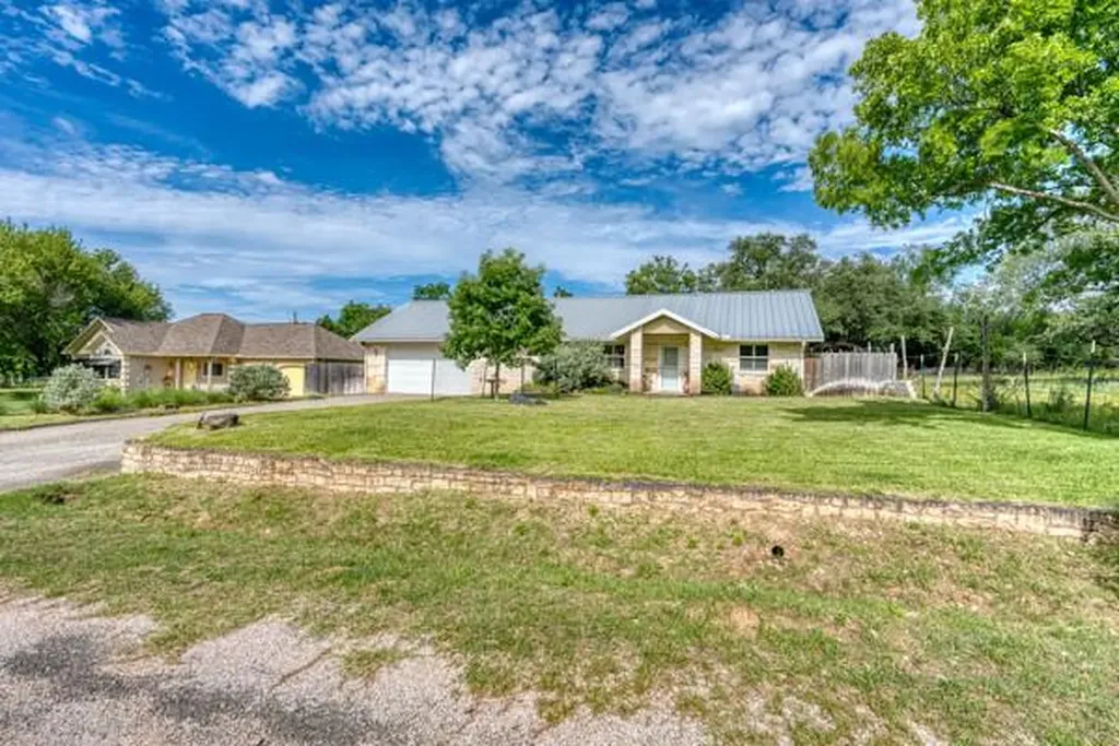 215 E Mcgee Trail Kingsland TX 78639