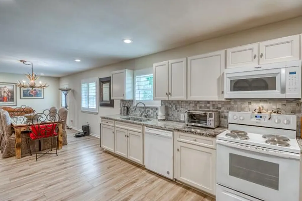 215 E Mcgee Trail Kingsland TX 78639
