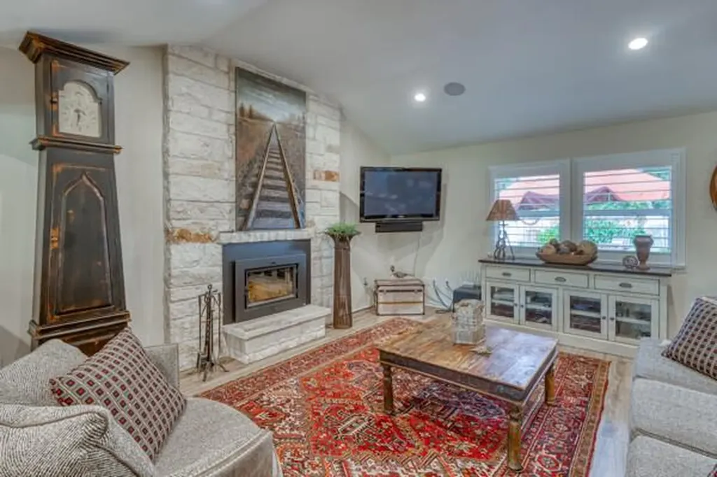 215 E Mcgee Trail Kingsland TX 78639