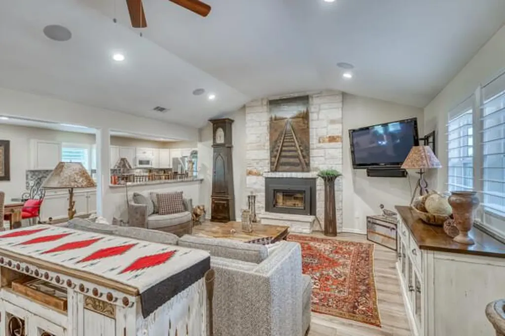 215 E Mcgee Trail Kingsland TX 78639