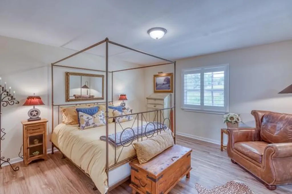 215 E Mcgee Trail Kingsland TX 78639