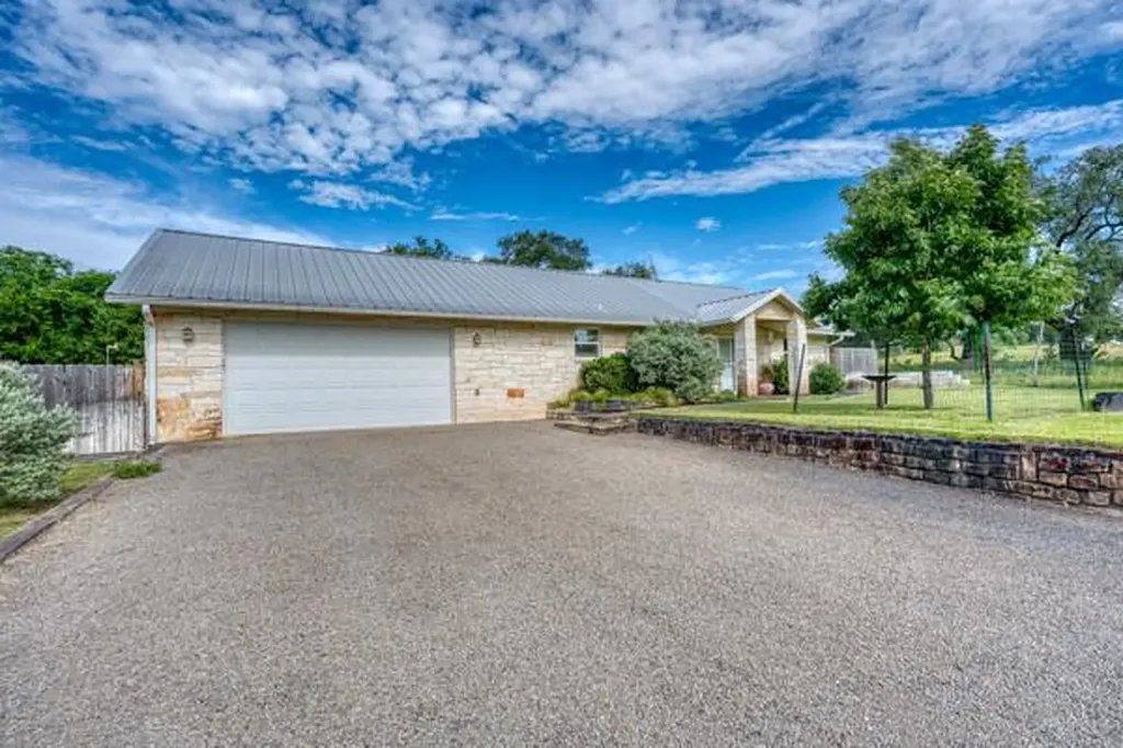 215 E Mcgee Trail Kingsland TX 78639