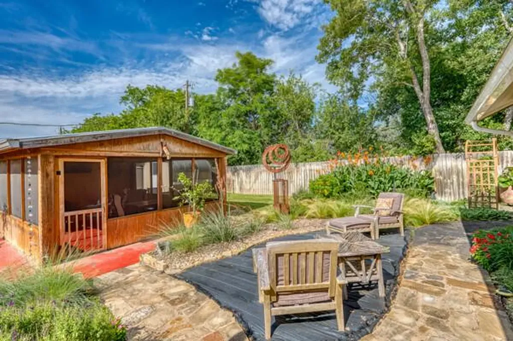 215 E Mcgee Trail Kingsland TX 78639
