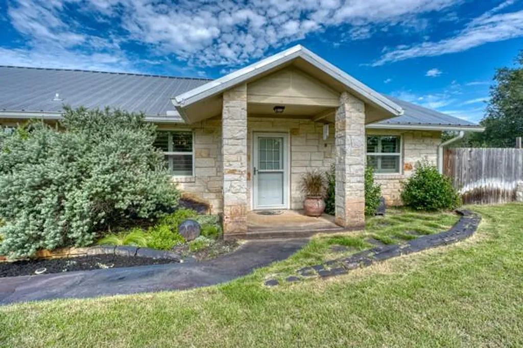 215 E Mcgee Trail Kingsland TX 78639