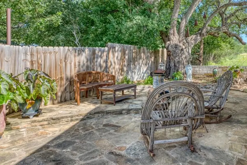 215 E Mcgee Trail Kingsland TX 78639