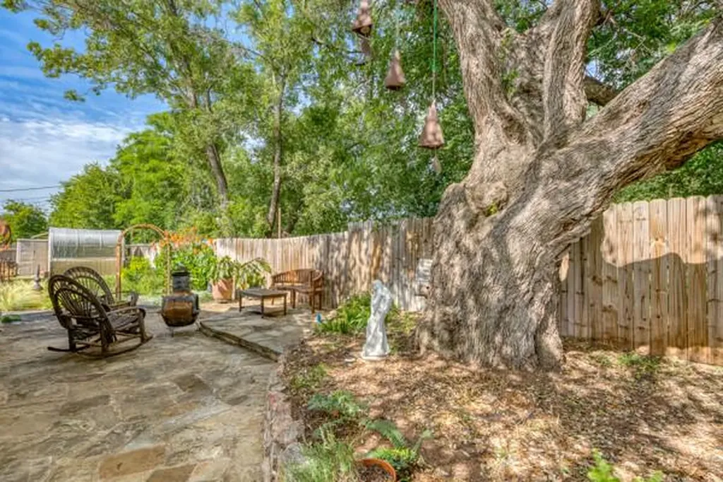 215 E Mcgee Trail Kingsland TX 78639