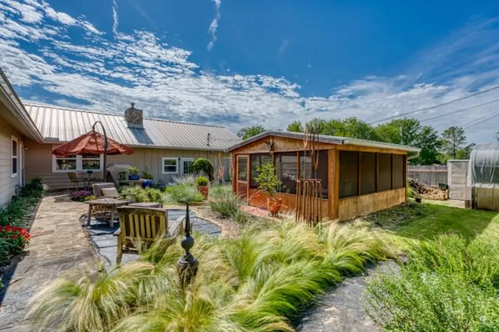 215 E Mcgee Trail Kingsland TX 78639