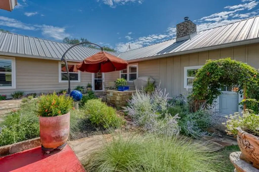 215 E Mcgee Trail Kingsland TX 78639