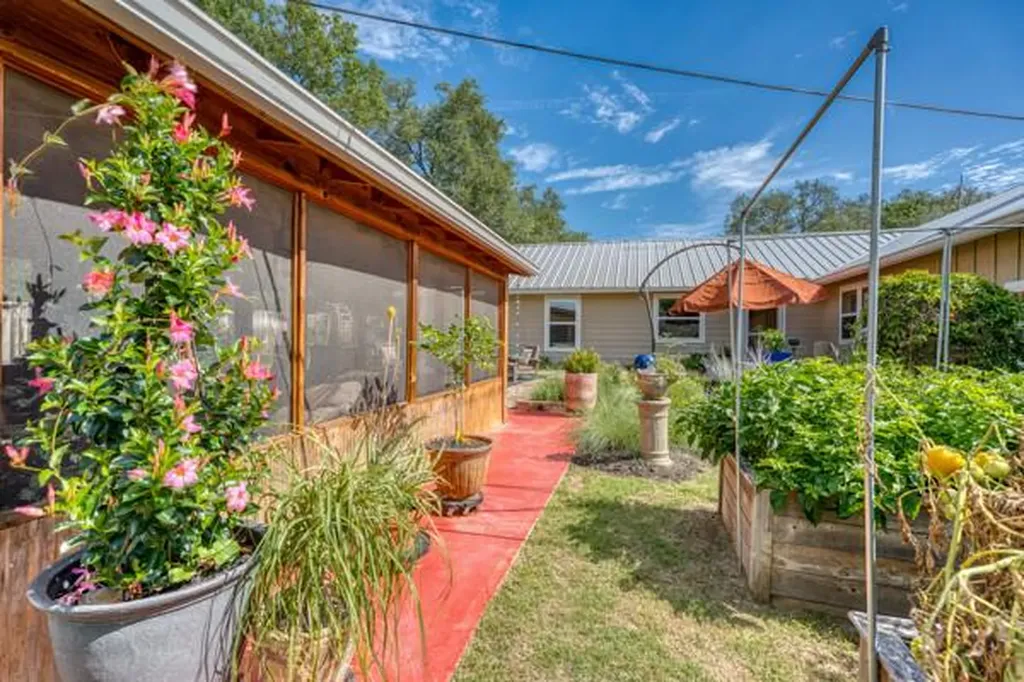 215 E Mcgee Trail Kingsland TX 78639
