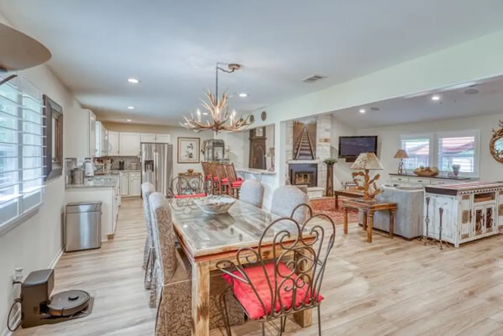 215 E Mcgee Trail Kingsland TX 78639