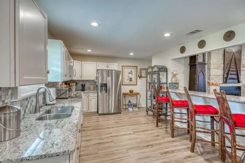 215 E Mcgee Trail Kingsland TX 78639