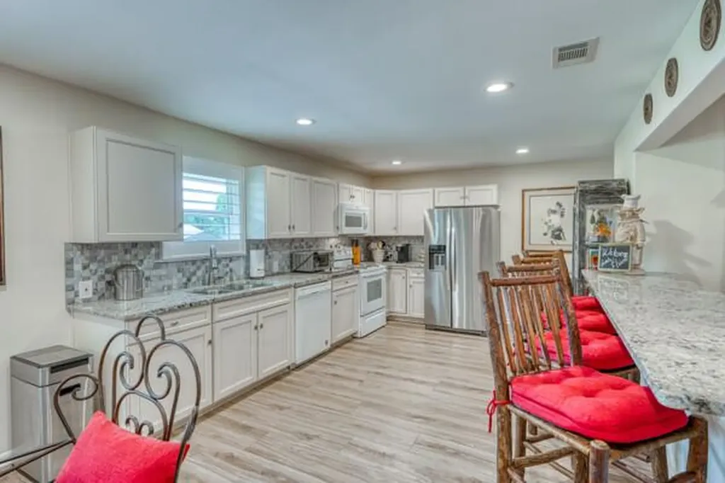 215 E Mcgee Trail Kingsland TX 78639