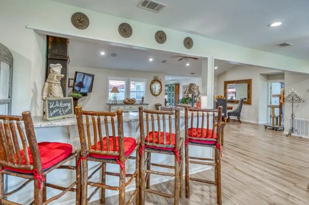 215 E Mcgee Trail Kingsland TX 78639