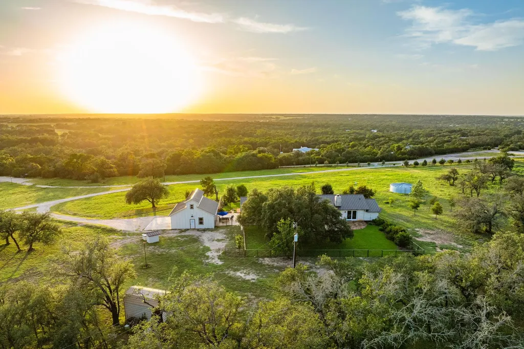 2055 Cr 284 Liberty Hill TX 78642
