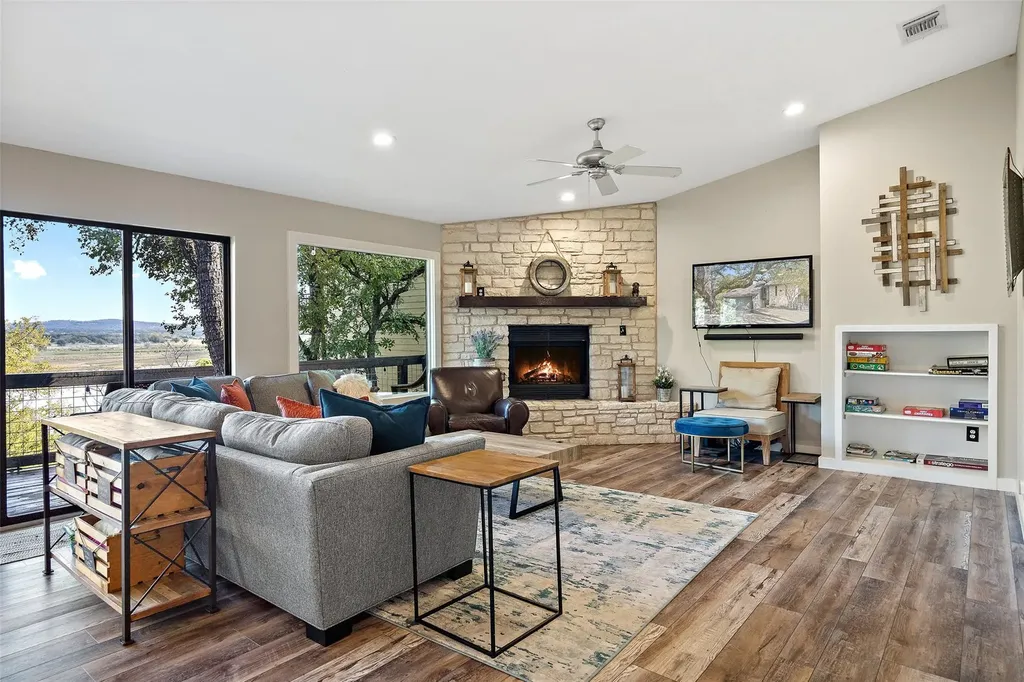 106 Center Cove II Loop Spicewood TX 78669