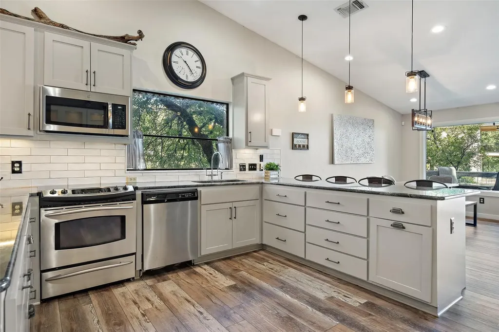 106 Center Cove II Loop Spicewood TX 78669