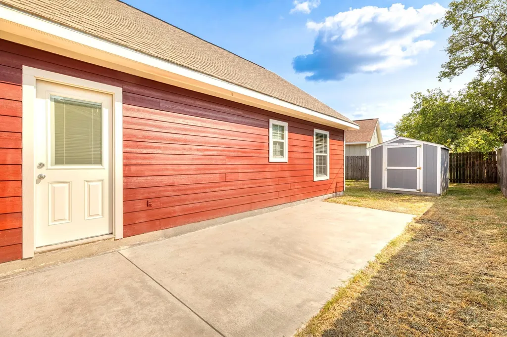 1628 Armstrong Street Luling TX 78648