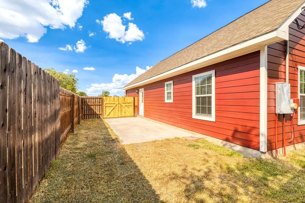 1628 Armstrong Street Luling TX 78648