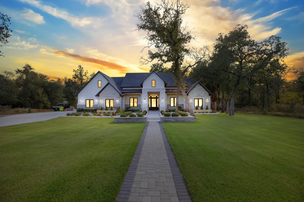 153 Fawn Hollow Elgin TX 78621