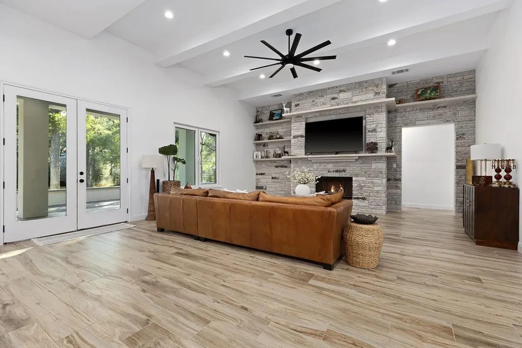 153 Fawn Hollow Elgin TX 78621