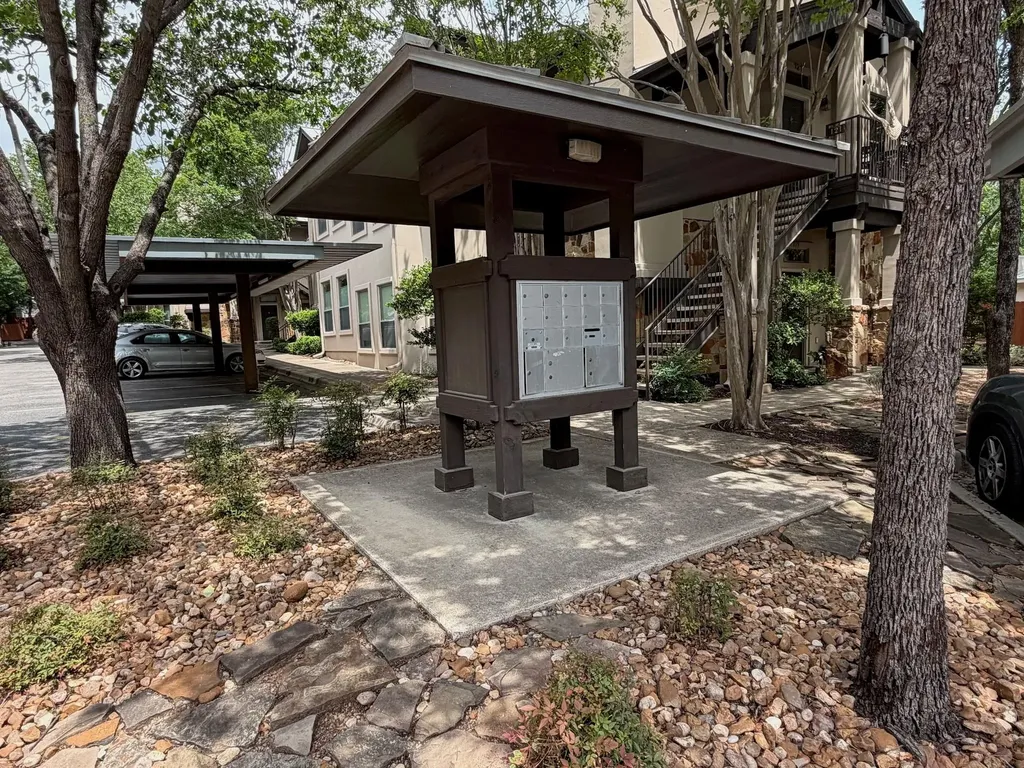 2216 Thornton Road Austin TX 78704