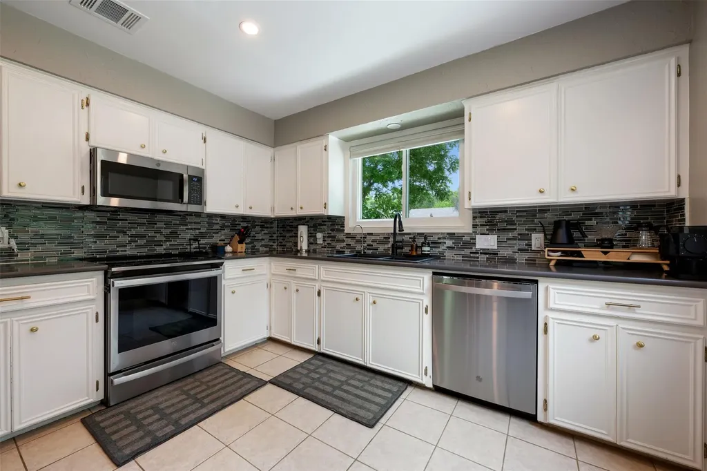 7218 S Brook Drive Austin TX 78736