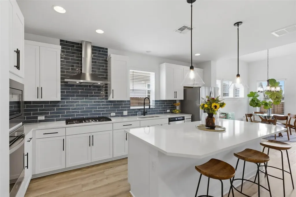 9001 Spire View Austin TX 78744