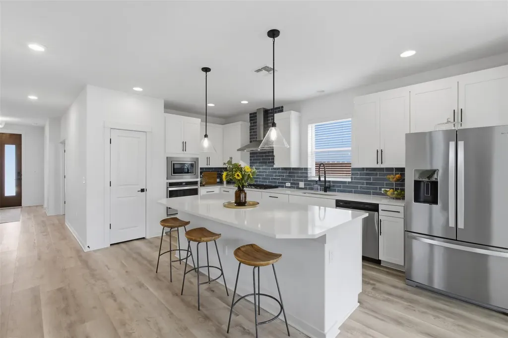 9001 Spire View Austin TX 78744