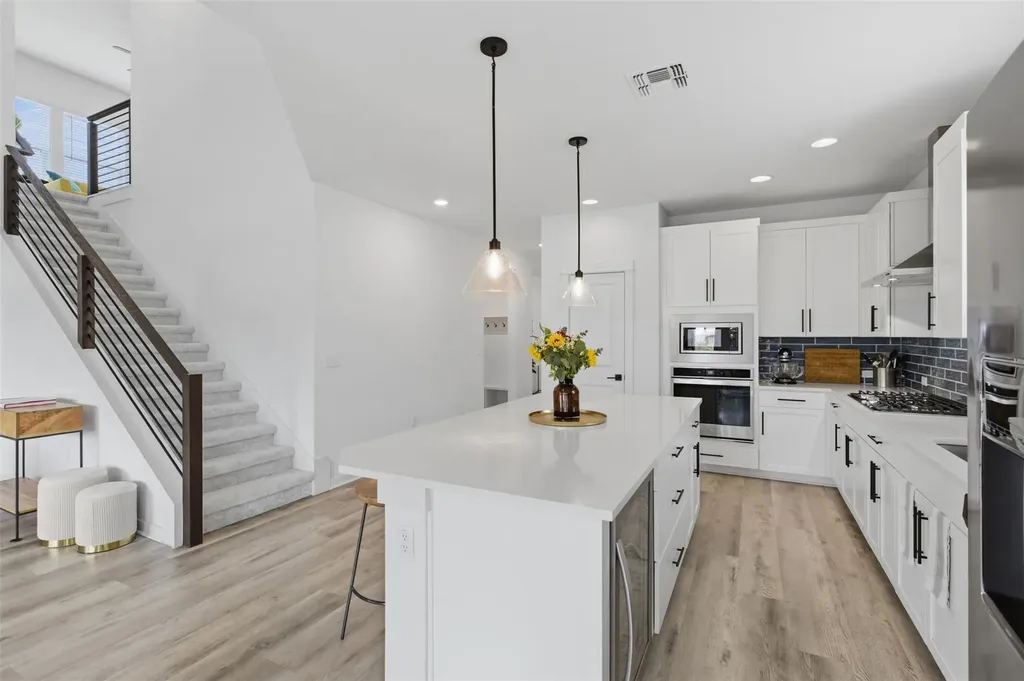 9001 Spire View Austin TX 78744
