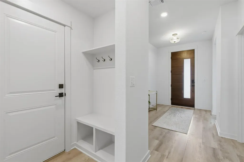 9001 Spire View Austin TX 78744