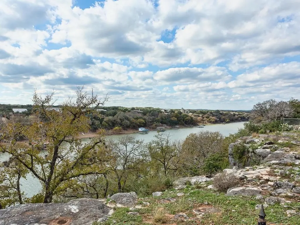 1102 Cliffview Drive Spicewood TX 78669
