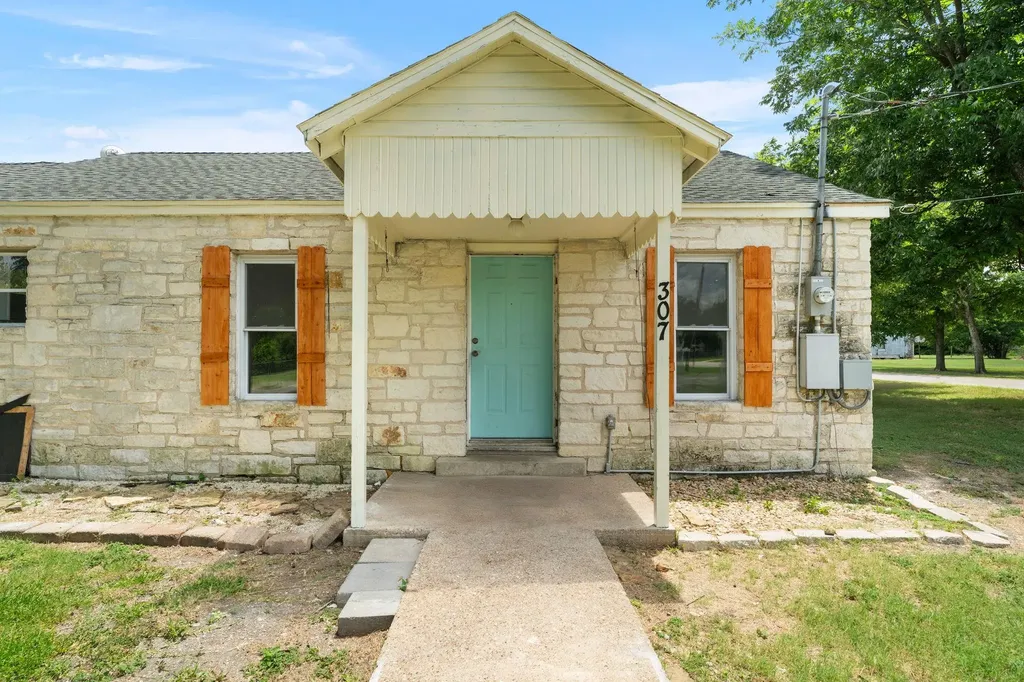 307 Crockett Street Holland TX 76534