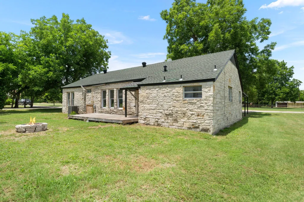 307 Crockett Street Holland TX 76534
