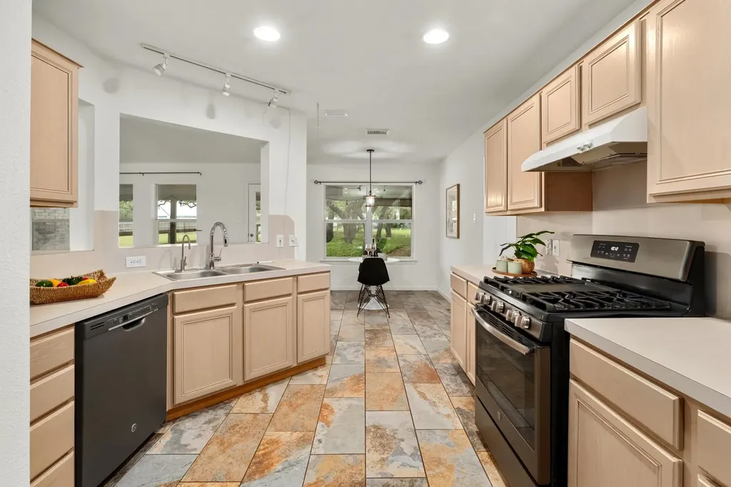 9104 Elm Creek Cove Austin TX 78736