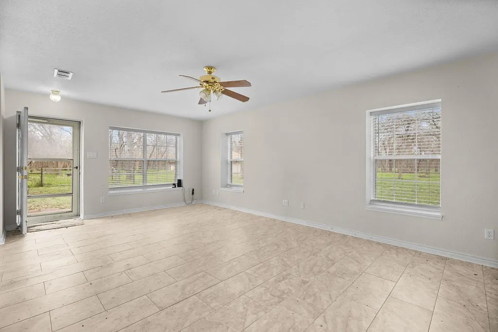 75 County Road 129 Taylor TX 76574
