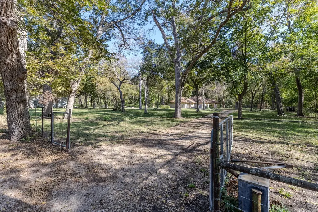 75 County Road 129 Taylor TX 76574