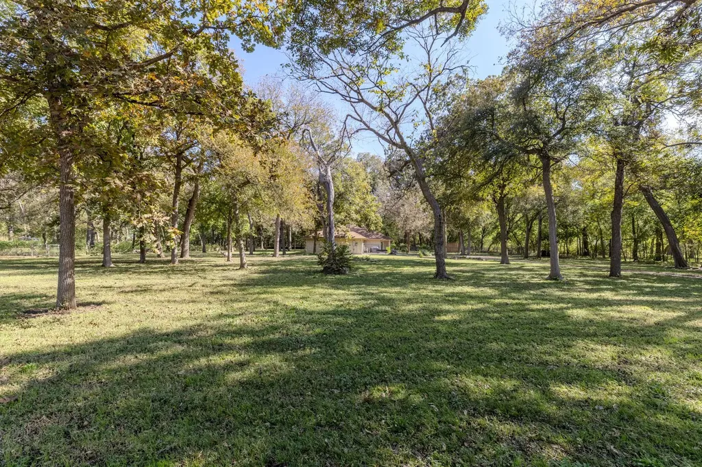 75 County Road 129 Taylor TX 76574