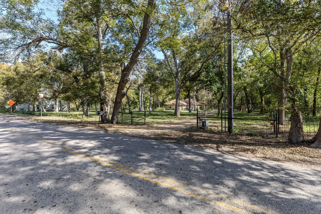 75 County Road 129 Taylor TX 76574
