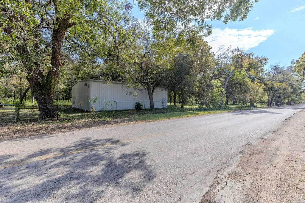 75 County Road 129 Taylor TX 76574