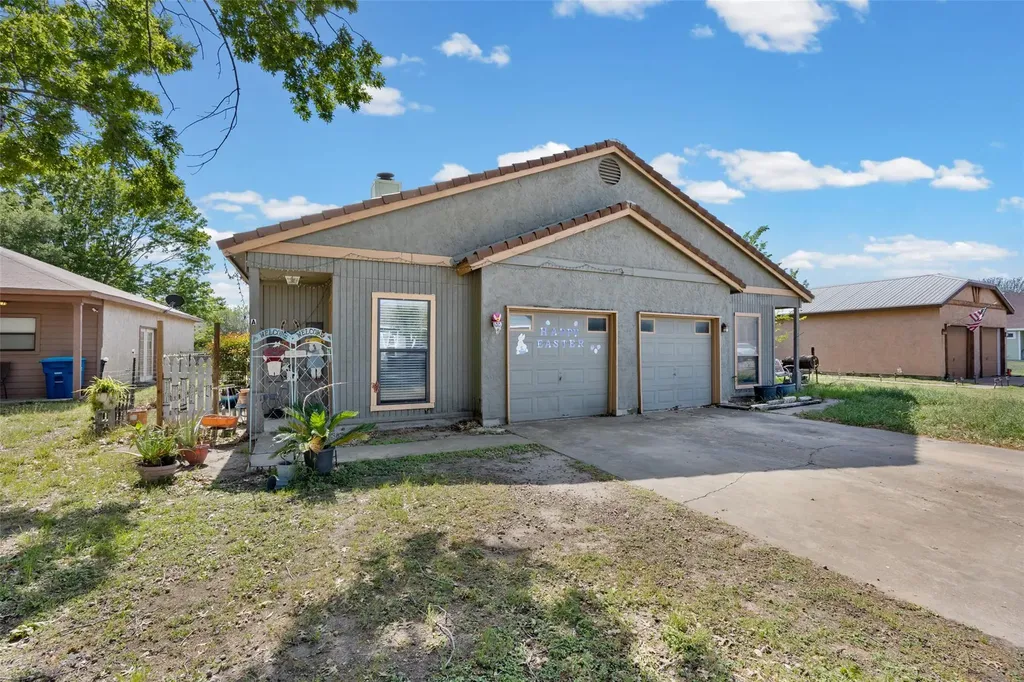911 Crockett Street Lockhart TX 78644
