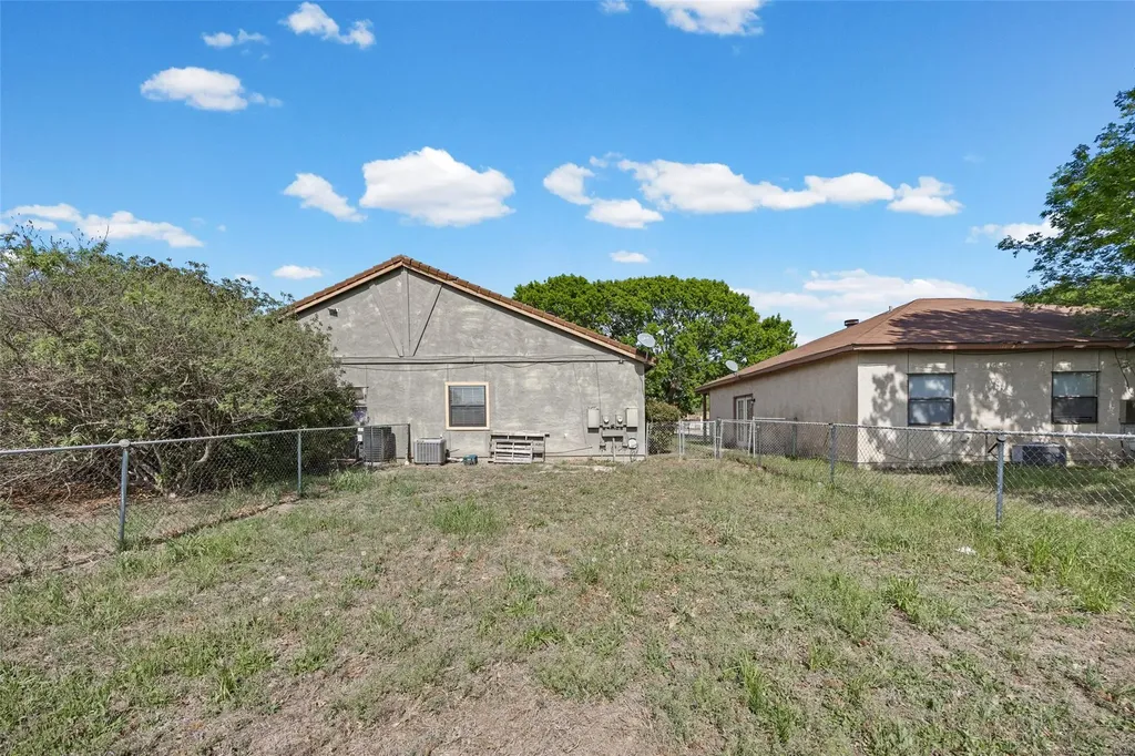 911 Crockett Street Lockhart TX 78644