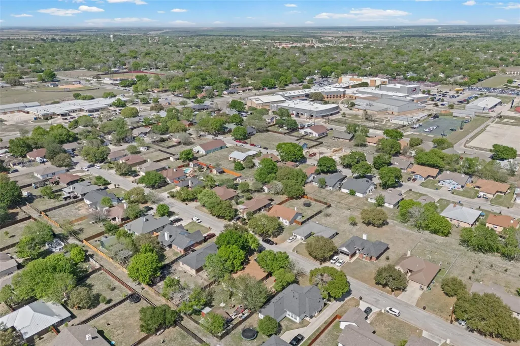 911 Crockett Street Lockhart TX 78644