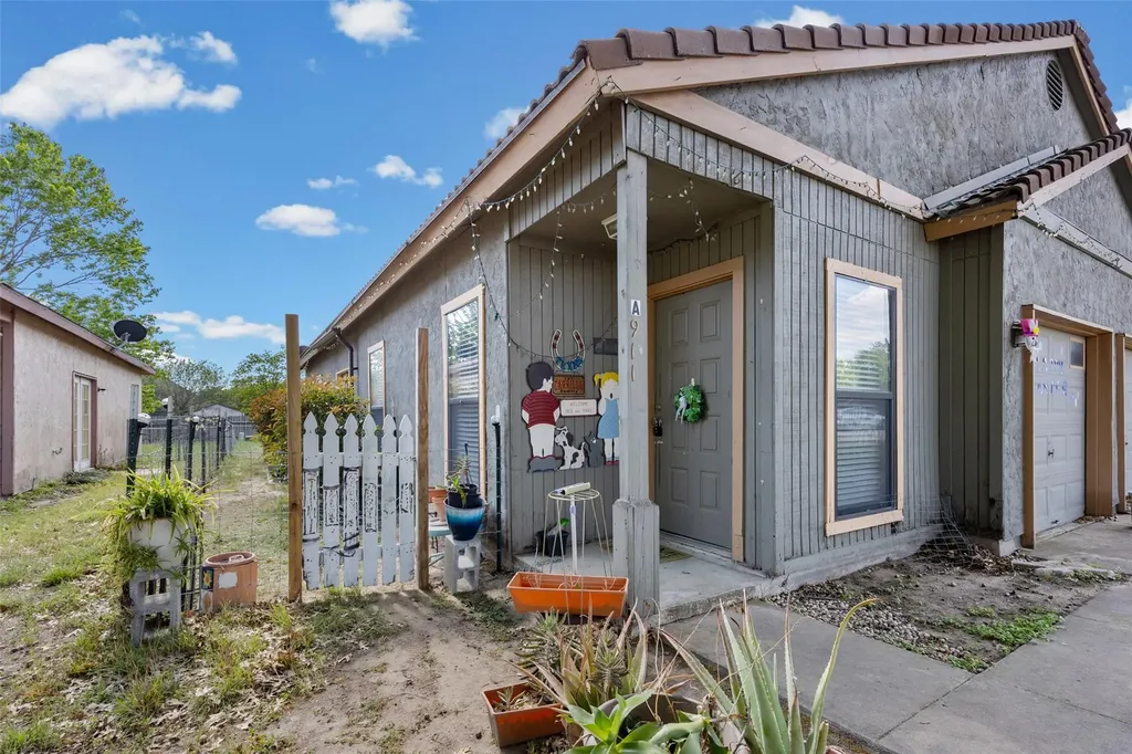 911 Crockett Street Lockhart TX 78644