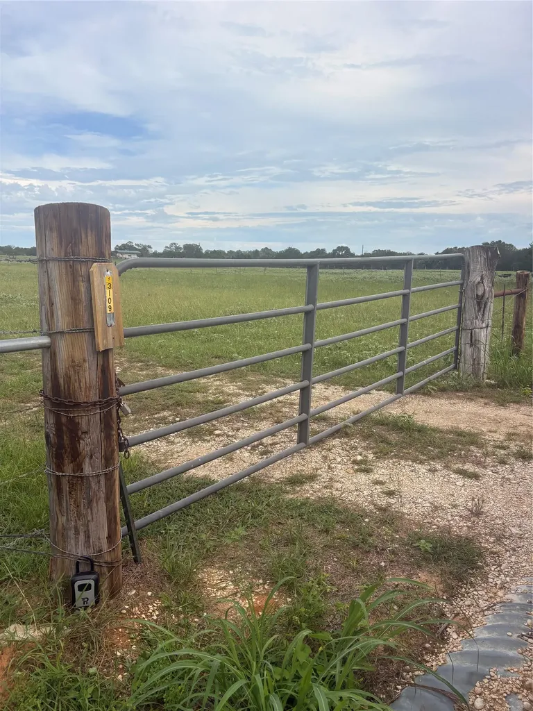 3109 Tenney Creek Road Luling TX 78648