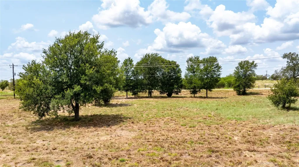 2063 N Magnolia Avenue Luling TX 78648